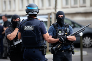 Два человека с ножами захватили заложников на севере Франции