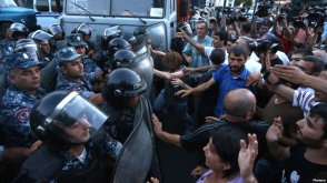 Полиция Армении требует прекратить митинги возле захваченного полка ППС