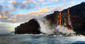 Лава из извергающегося вулкана на Гавайях достигла океана (видео)