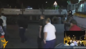 Как лица в гражданском переходят на сторону полиции (видео)