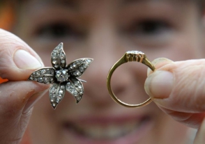 Британские супруги нашли украшения с бриллиантами в старинном стуле
