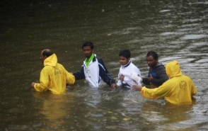 Более 20 человек пропали без вести после обрушения моста в Индии