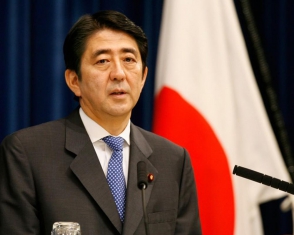 Японское правительство ушло в отставку в полном составе (видео)