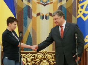 Порошенко просят выдвинуть Савченко на Нобелевскую премию мира