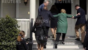 Клинтон чуть не упала со ступенек (видео)