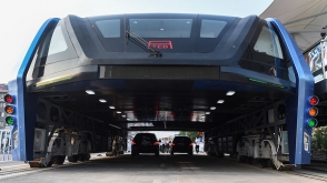 Китайские власти назвали жульничеством проект гигантского автобуса на рельсах
