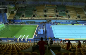 Вода в олимпийском бассейне для прыжков в Рио позеленела