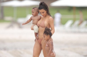 Նիհարած Քիմ Քարդաշյանը՝ լողազգեստով (ֆոտոշարք)