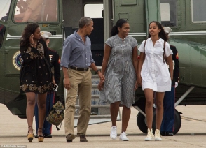 Հանգստից վերադառնալիս Օբաման հեռու է պահել իրեն ավագ դուստր Մալիայից (ֆոտոշարք)