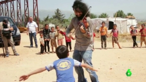 Տաղանդավոր հայ ջութակահարը նվագում է սիրիացի փախստականների ճամբարներում (լուսանկար)