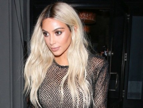 Շիկահեր Քիմ Քարդաշյանը նոր ոճով է ներկայացել Քանյե Ուեսթի ցուցահանդեսի բացմանը (ֆոտոշարք)