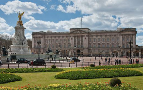 В Великобритании уборщику предлагают поселиться в Букингемском дворце