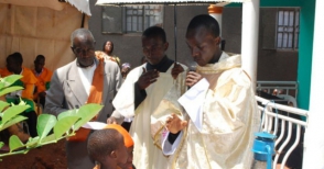 В Уганде священник предложил приобщать детей к алкоголю