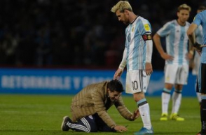 Болельщик выбежал на поле поцеловать ноги Месси