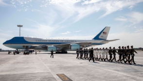 Չինացիներն Օբամային առանց ինքնաթիռի կամրջակի են թողել (տեսանյութ)