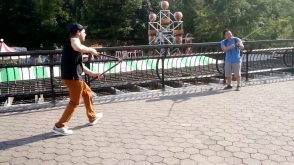 Ամերիկացին այգեգործի մկրատով կոտրում է Նյու Յորքի բնակիչների սելֆիի ձողերը (տեսանյութ)