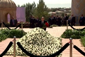 Владимир Путин возложил цветы к могиле Ислама Каримова в Самарканде (видео)