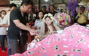 Թայլանդուհին ամուսնացել է իր մահացած սիրելիի հետ