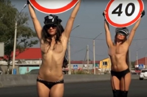 Ռուսաստանում մերկ աղջիկները դուրս են եկել փողոց՝ 40 և 60 նշանները ձեռքներին (18+)