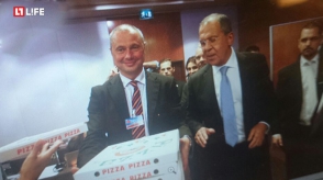 Лавров угостил журналистов водкой и пиццей
