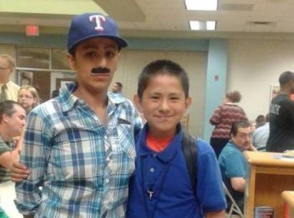 Միայնակ մայրը դպրոց է ժամանել տղամարդու պես հագնված՝ տղային աջակցելու նպատակով (ֆոտոշարք)