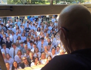 Ավելի քան 400 ուսանող հավաքվել է քաղցկեղով հիվանդ դասախոսի տան մոտ և երգել (տեսանյութ)