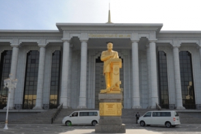 В Туркмении отменено возрастное ограничение в 70 лет для президента