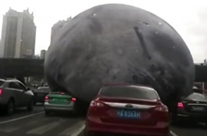 В Китае гигантский шар прокатился прямо по автомобилям