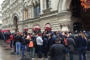 На Красной площади в Москве сотни людей образовали очередь за «iPhone 7»