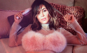 Հարած սերուցք և մորթե կրծքկալ. Քիմ Քարդաշյանը զարմացրել է իր նոր ֆոտոսեսիայով (ֆոտոշարք)