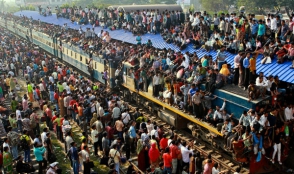 Перегруженные поезда Индии и Бангладеш