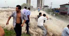 Огромная волна смыла толпу туристов в Китае