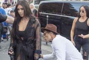 Украинский журналист попытался поцеловать ягодицы Ким Кардашьян (видео, фото)