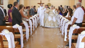 На цыганской свадьбе на жениха и невесту пролился дождь из золота и евро-купюр (видео)