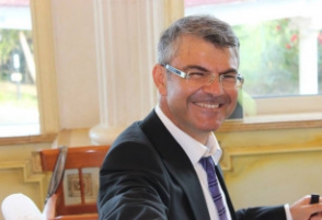 Мэр итальянского городка возит детей жителей в школу на собственном авто