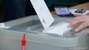 Գյումրիում Բալասանյան դաշինքի ներկայացուցիչն ուղղորդում է ընտրողներին