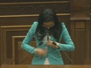 Расстегнувшаяся пуговица Арпине Ованнисян