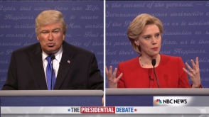 Клинтон едва не упала со стула, увидев пародию на дебаты с Трампом (видео)