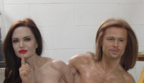 На продажу выставлена скульптура голых Джоли и Питта с общим телом и тремя ногами (фото)