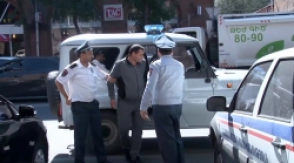 Ոստիկաններին տեսնելով՝ թմրամիջոցը նետել էր գետին և ոտքով փշրել