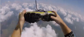 Парашютист поймал в полете потерянный кроссовок