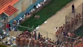 В Бразилии около 300 заключенных сбежали из тюремной психбольницы (видео)