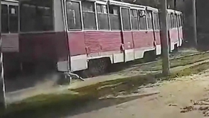 В Саратове трамвай протащил по рельсам застрявшего в двери пассажира (видео)