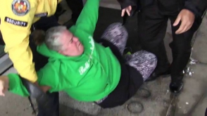 В Канаде активистка забросала Джастина Трюдо тыквенными семечками (видео)