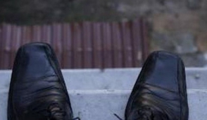 Երևանի շենքերից մեկի տանիքից քաղաքացին փորձում է ինքնասպան լինել