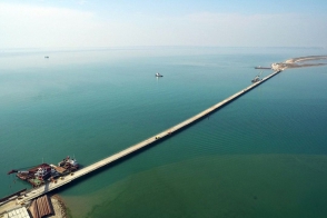 Установлена первая плита автомобильной части моста в Крым