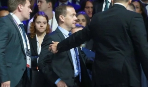 Медведева эвакуировали с форума в Сколково (видео)