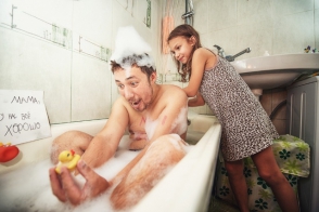 Հայր ու դուստր ֆոտոզեկույց են ուղարկել գործուղման մեջ գտնվող մայրիկին (ֆոտոշարք)