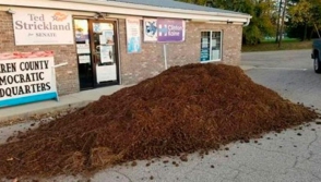 ԱՄՆ-ում դեմոկրատների գրասենյակի դիմաց գոմաղբի կույտ են լցրել