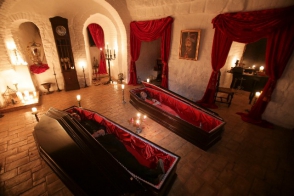 Брат и сестра из Канады переночевали в гробах в замке графа Дракулы (видео)